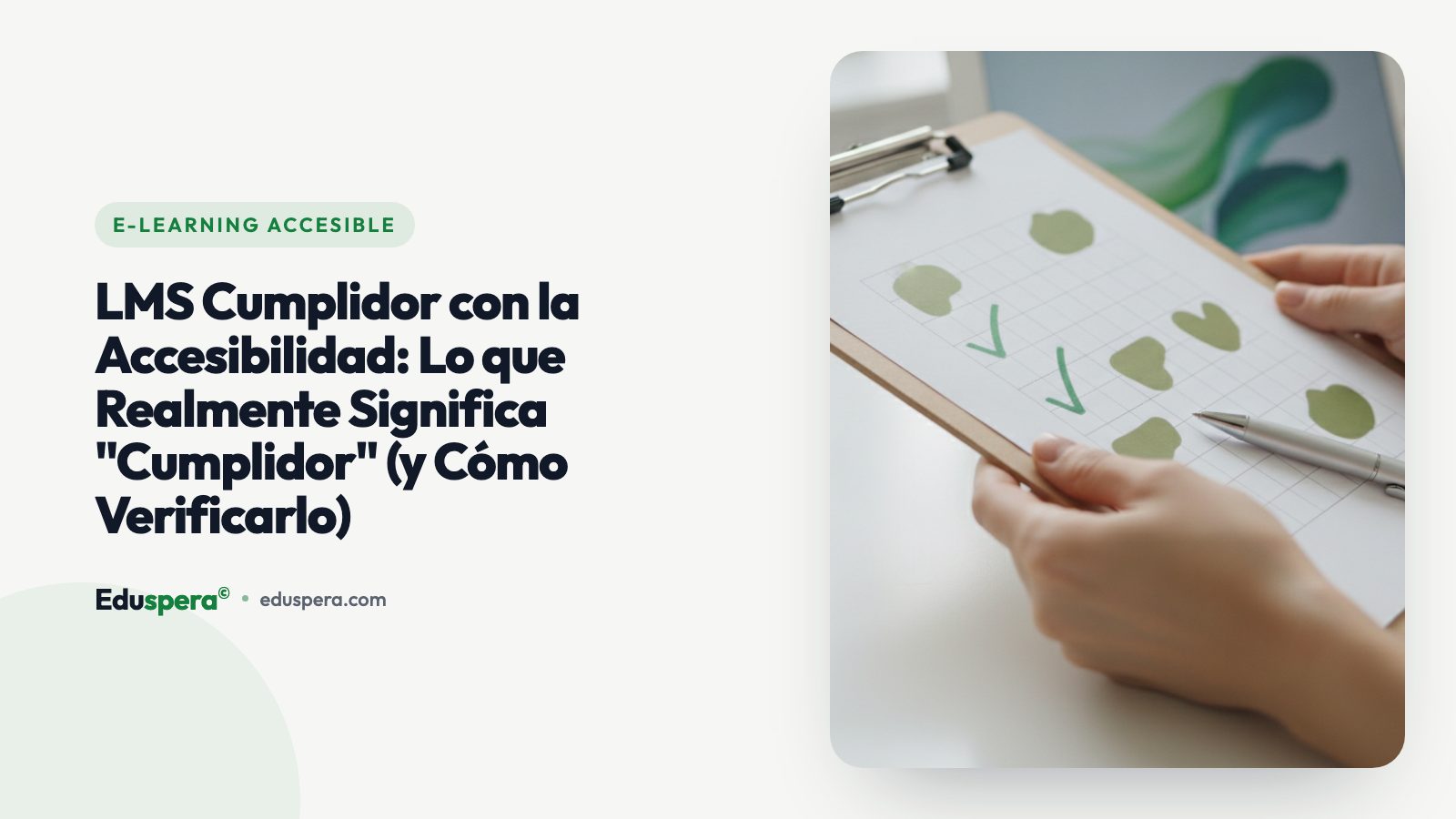 Una laptop en un escritorio ordenado mostrando una interfaz de curso accesible en luz suave del día