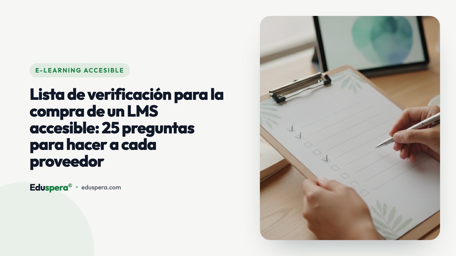 Una computadora portátil y un cuaderno con una lista de verificación en un escritorio ordenado a la luz suave del día