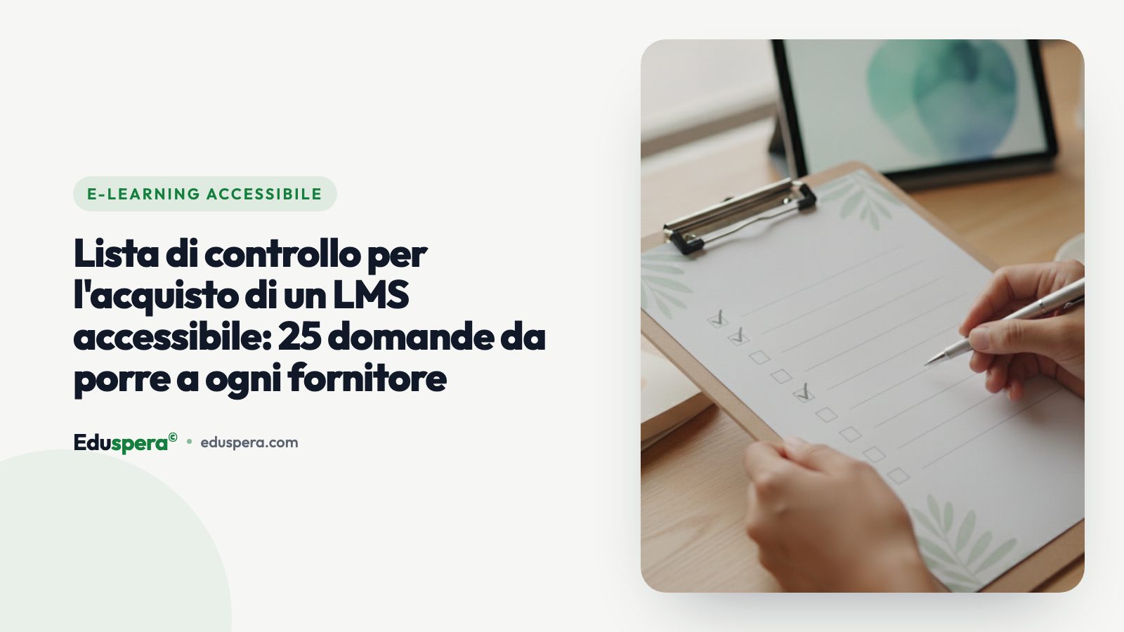 Un laptop e un blocco note con una lista di controllo su una scrivania ordinata alla luce soffusa del giorno