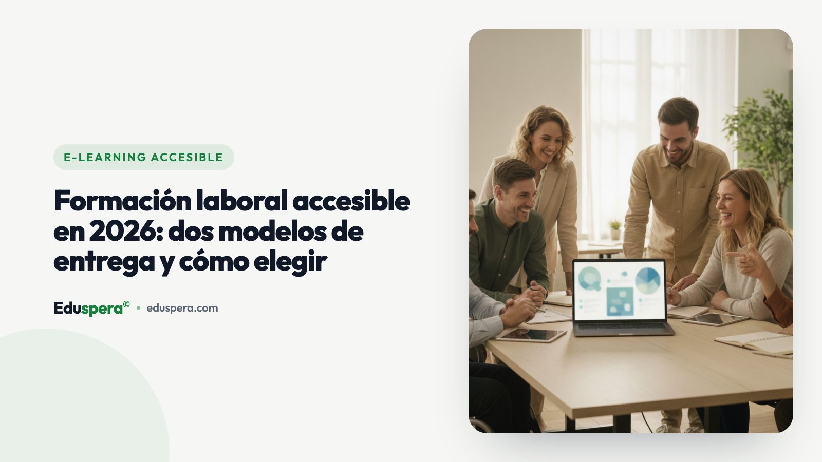 Un equipo diverso e inclusivo en una oficina moderna y brillante completando capacitación laboral en línea accesible juntos