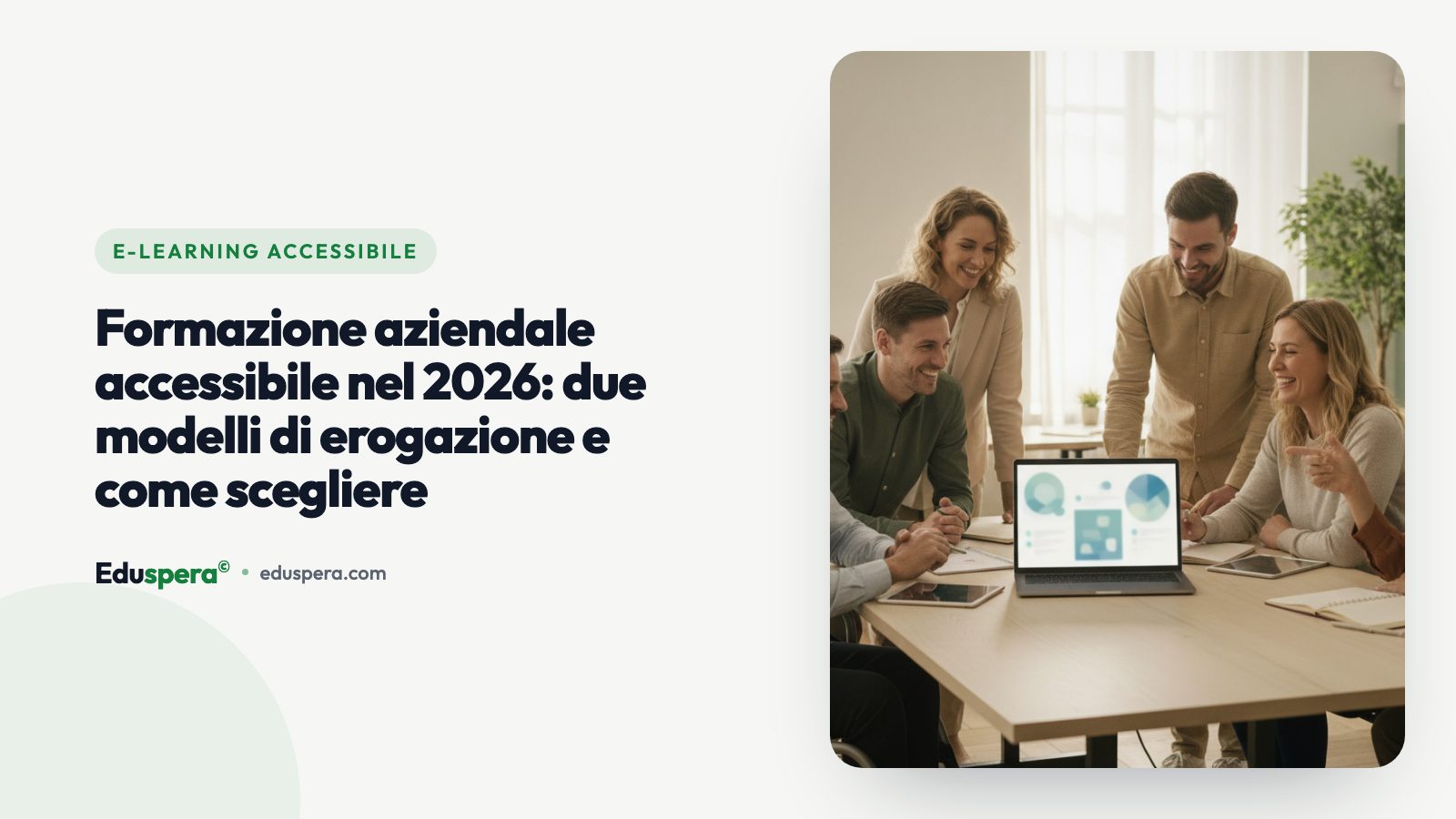 Un team diversificato e inclusivo in un moderno ufficio luminoso che completa insieme una formazione online accessibile sul posto di lavoro