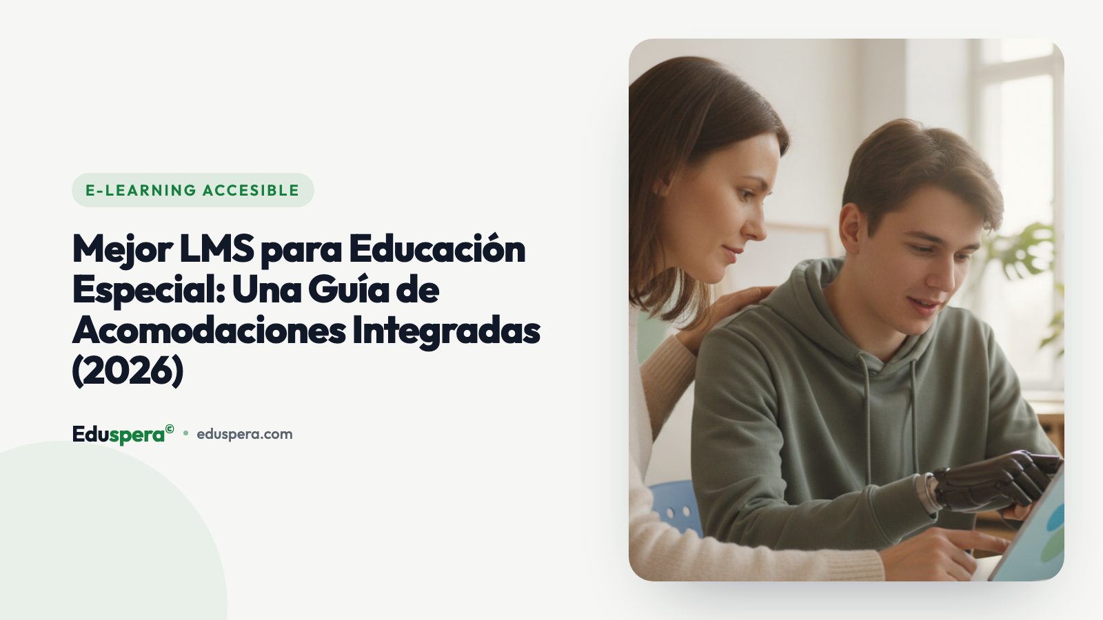 Un espacio de trabajo estilo aula acogedor con una laptop y herramientas asistivas en luz suave