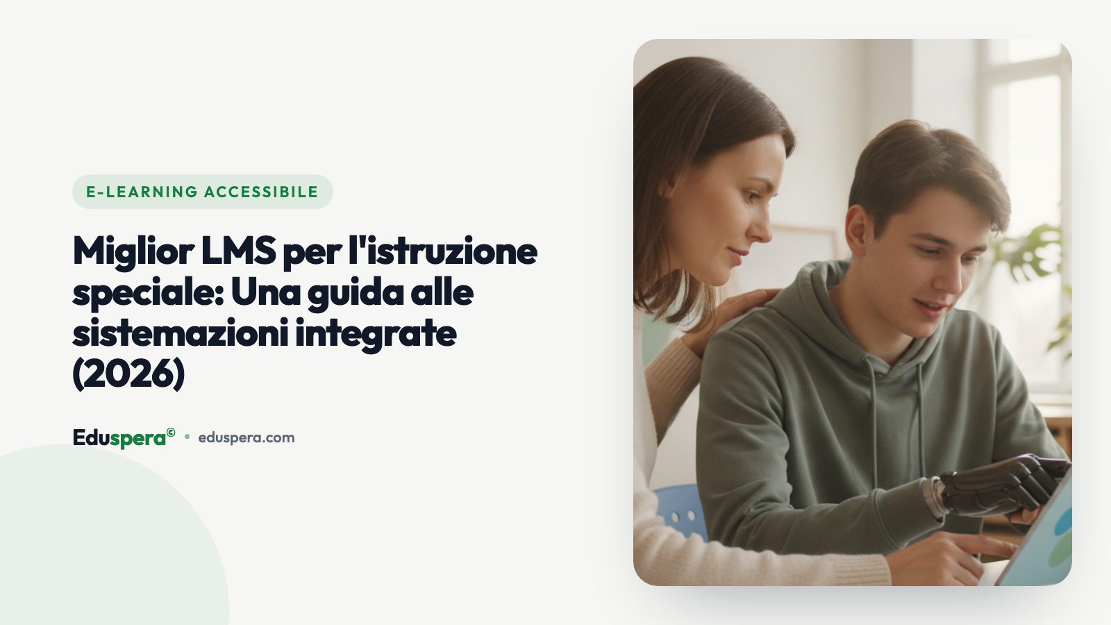 Uno spazio di lavoro in stile aula accogliente con un laptop e strumenti assistivi in luce soffusa