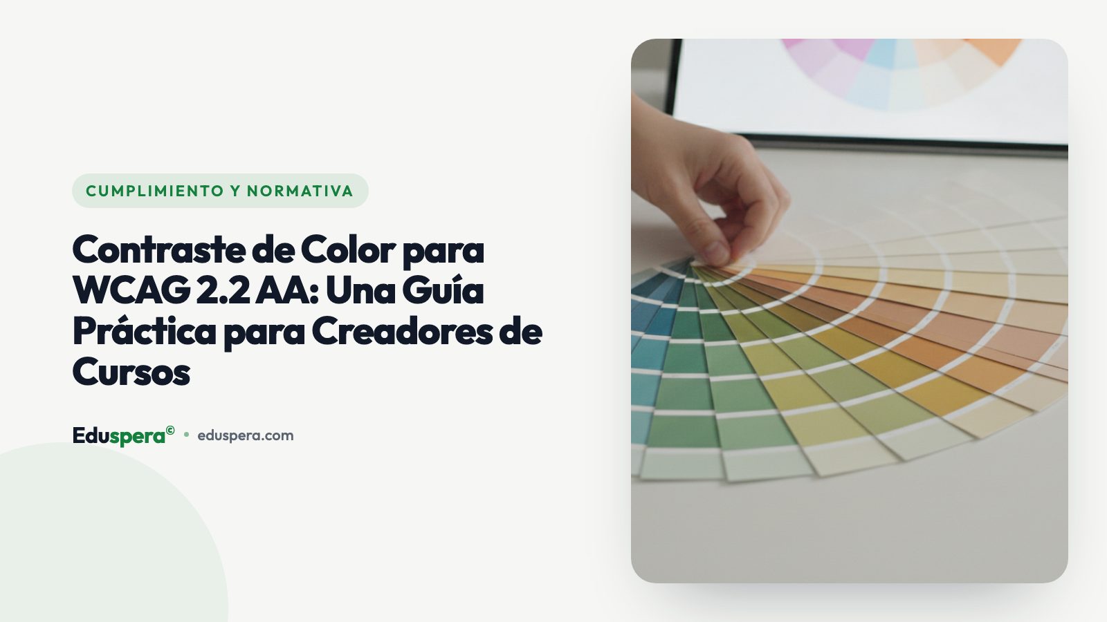 El escritorio de un diseñador con un portátil que muestra muestras de color y proporciones de contraste