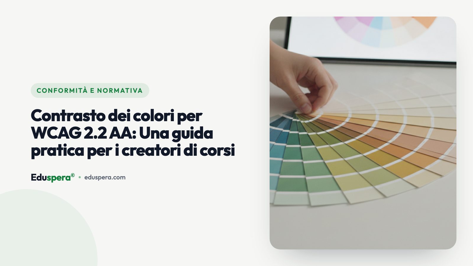 La scrivania di un designer con un laptop che mostra campioni di colore e rapporti di contrasto