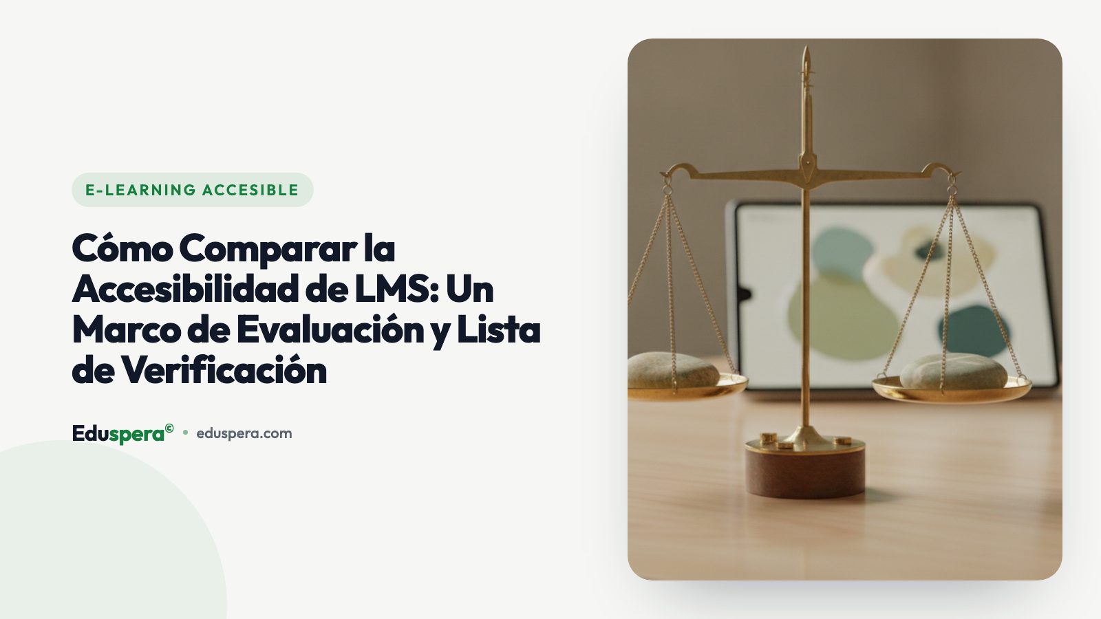 Un escritorio con una laptop mostrando una tabla de comparación y una lista de verificación en luz suave