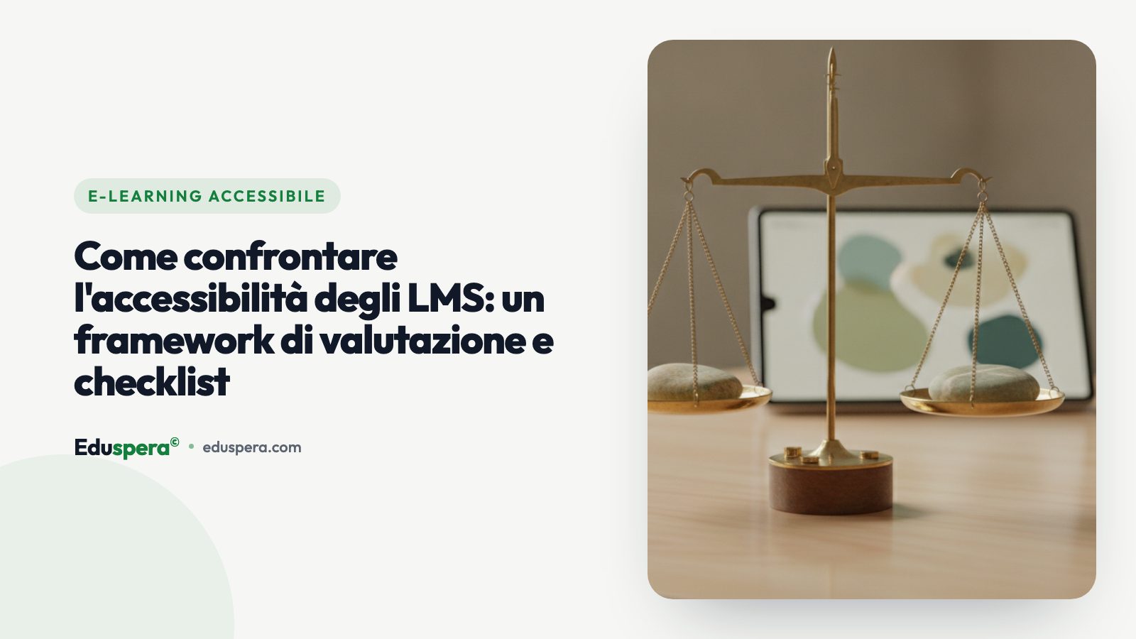 Una scrivania con un laptop che mostra una tabella di confronto e una checklist in luce soffusa