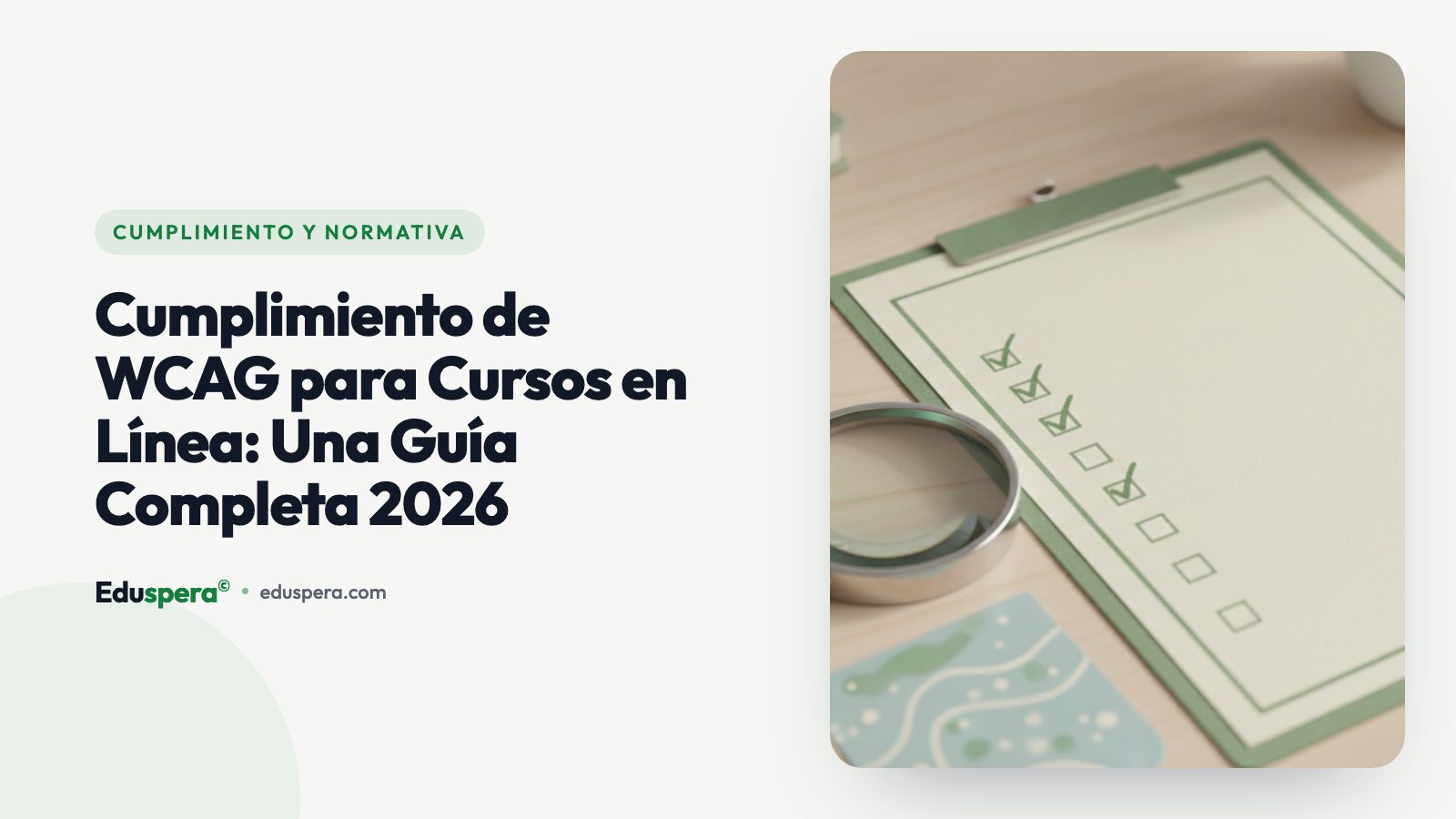 Un escritorio con una laptop mostrando un curso y una lista de verificación, luz natural tranquila
