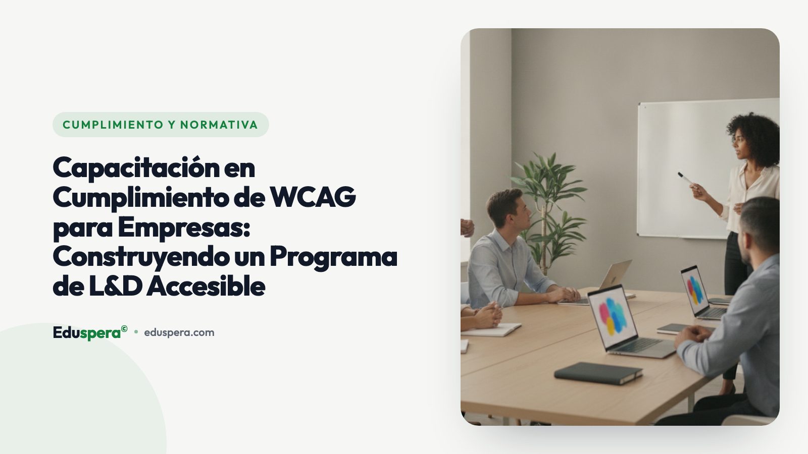 Una oficina empresarial moderna con una laptop mostrando un panel de capacitación