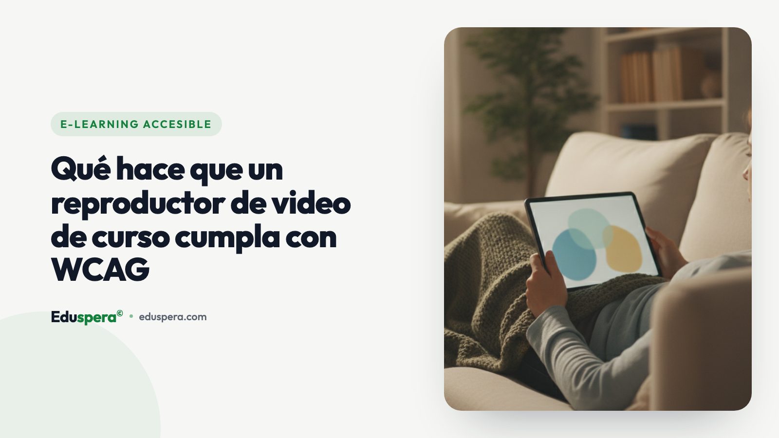 Una laptop mostrando una interfaz de lección de video limpia con controles de subtítulos, luz suave del día