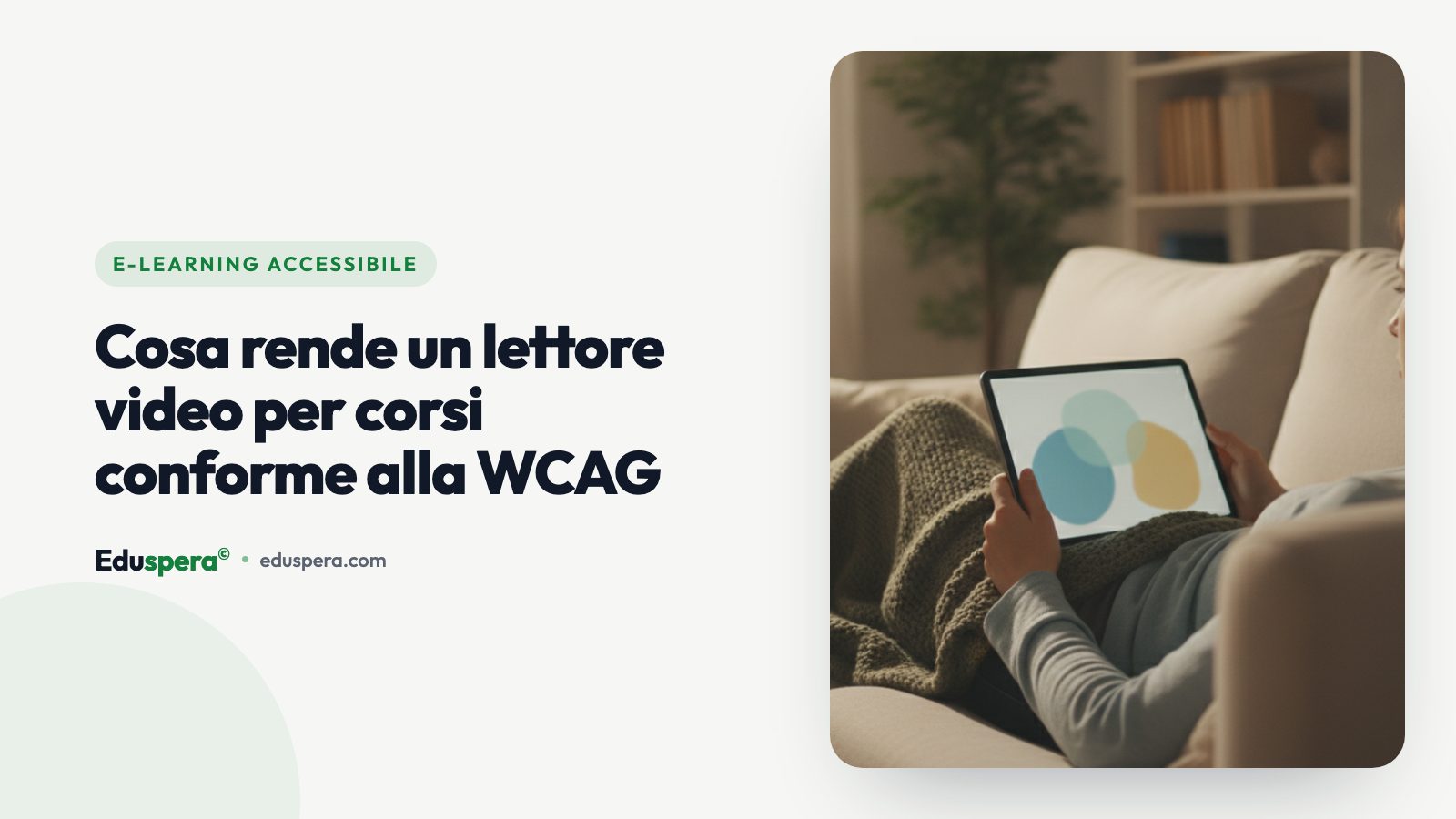 Un laptop che mostra un'interfaccia di lezione video pulita con controlli delle didascalie, luce diurna morbida